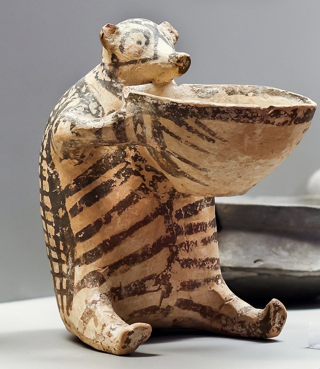 To bring a smile to your face, here’s a circa 4,500 year-old clay vase in the shape of a little hedgehog holding a bowl! 🦔 😍

From Chalandriani, Syros, Greece. Early Cycladic II period. National Archaeological Museum, Athens, Greece. 
📷 ArchaiOptix CC BY 4.0

#Archaeology