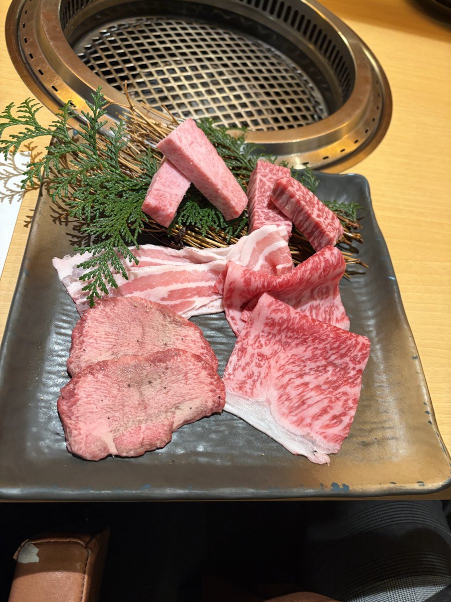 brt_hrak's tweet photo. 近江うし美味しい！
せっかくの焼肉なんだから、レラ持って行けばよかったのに、何故か持つと言う考えすら思い浮かばず手ぶら🙄 https://t.co/wbwSGhVHqw