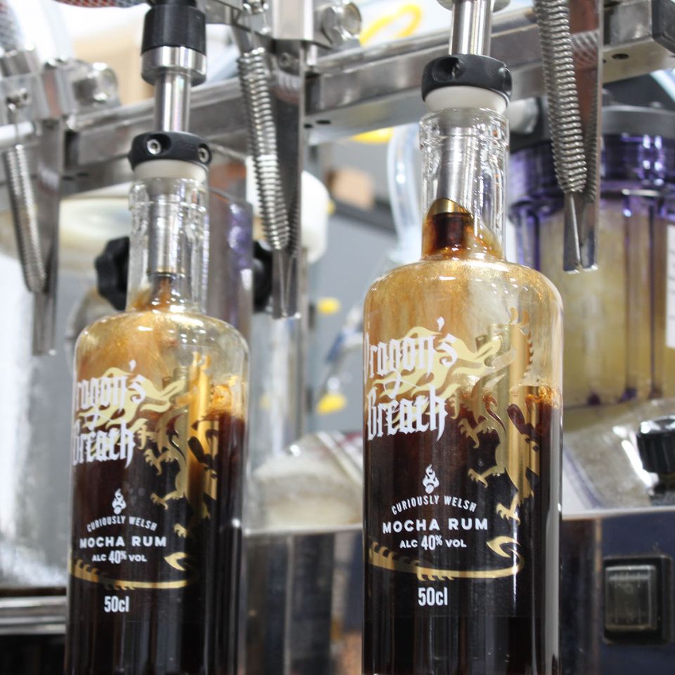 Spirit_of_Wales's tweet image. Love coffee and chocolate?
Dragon’s Breath Mocha Rum blends rich roasted coffee with smooth chocolate notes to create a decadent and indulgent spirit.
Perfect for espresso martinis or after dinner drinks.
👉 spiritofwales.com/brand/dragons-…
#MochaRum #WelshSpirits #SpiritOfWales
