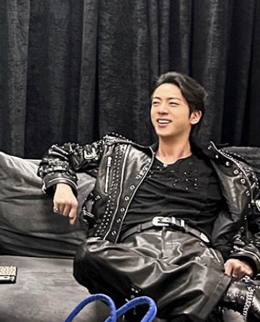 i can’t believe seokjin was able to watch and raise them from being teenagers to being grown ups, but even then, they’re forever jin hyung’s babies :(