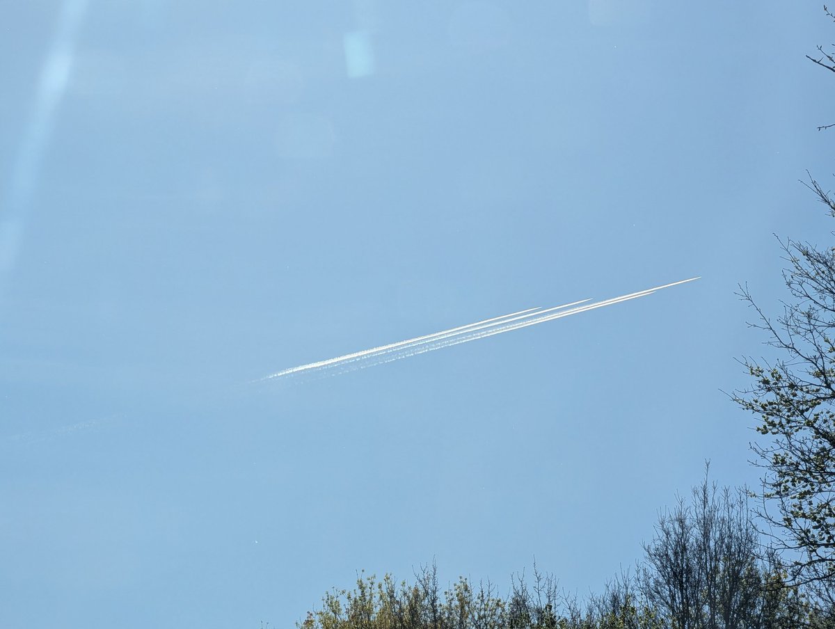 FRONT091189's tweet image. Mehrere Flugzeuge der #bundeswehr beim Einsatz die eigene Bevölkerung zu vergiften. #chemtrails
Wozu brauchen wir Feinde wenn unsere Freunde und Helfer die Drecksarbeit für das #wef machen und unsere #bundesregierung das auch noch erlaubt