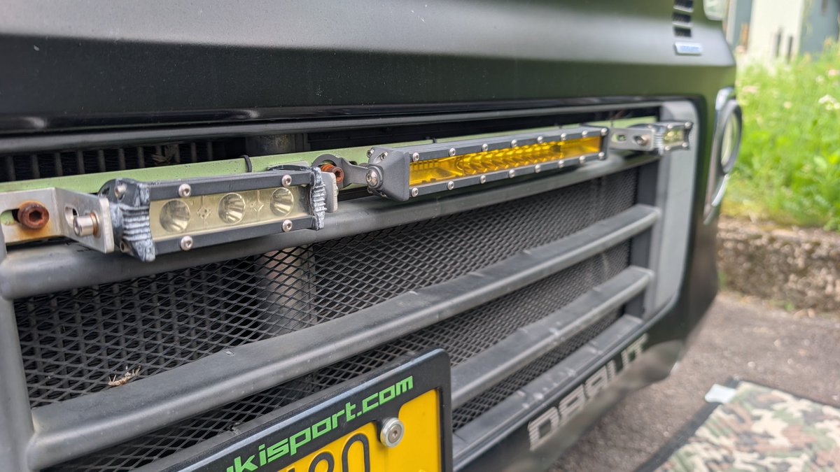 garagen_nims's tweet image. 定期検診(車検)も終わったし、工具出したついでにダメな追加フォグを戻しました😁

 #青空ガレージ
 #DIY
 #元自動車整備士
 #スズキエブリイ
 #DA17V