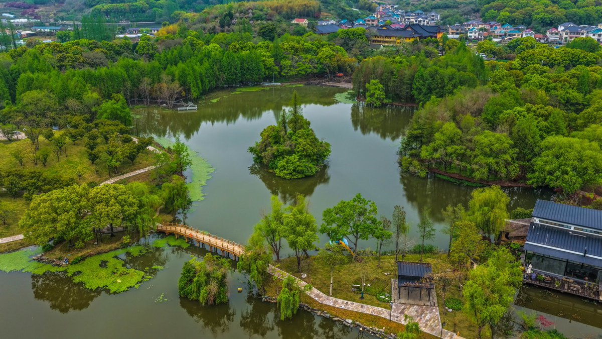Rosesgilh's tweet image. 🌸 Spring vibes at Cihu Lake! The upgraded scenery is breathtaking, with lush mountains, clear waters, and vibrant lakeside greenery. Don’t miss this gem in Cihu Ancient Town. #WeLoveZhejiang #SpringVibes