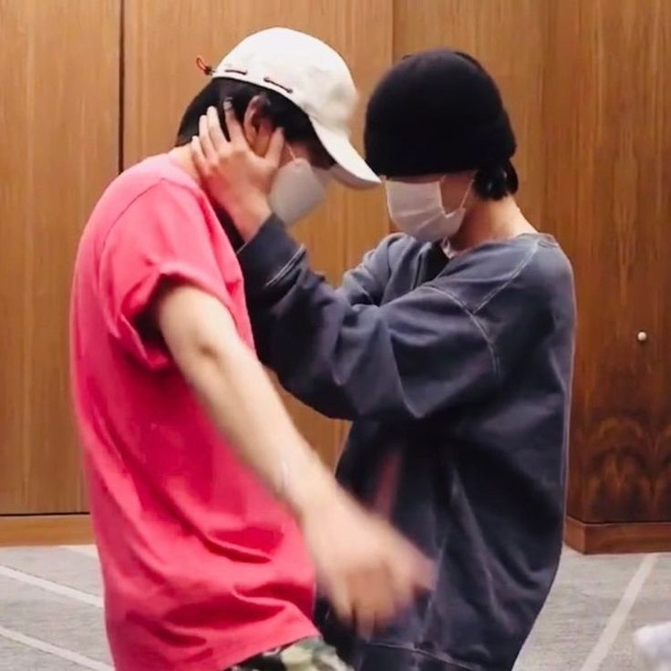 vjoonism's tweet photo. personal space is a foreign concept to them https://t.co/ph1pI0Dgpa