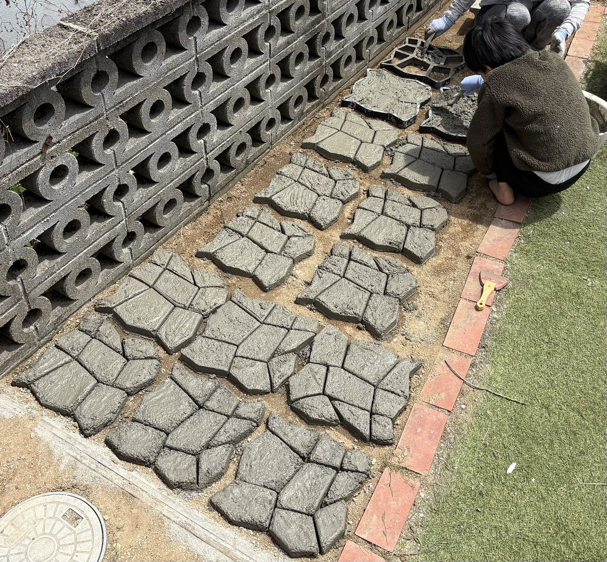 akarui_jinji's tweet image. 5kmラン、お庭DIY

朝から仕事を片付けた後、近場をジョギング
今日は最近急に雑草が生い茂るようになったので家族で防草対策

コンクリート練って型枠に流し込むだけの簡単なお仕事、、ではなく知っていましたが練るの大変
固まったら固まる砂を一面に、楽しみ！

#DIY #ちくわブロック　#お庭　#ラン