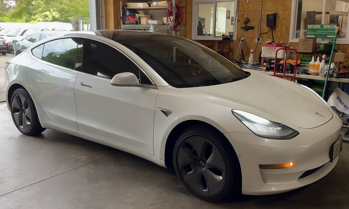 foroelectricos's tweet image. 🚨 ¿FSD "Lite" para el HW3 de Tesla?

La solución de Musk para los modelos 2019-2023 no convence en Europa:
❌ Menos funciones que HW4
❌ Pendiente de validación y leyes
❌ El FSD sin supervisión queda lejos
¿Promesa cumplida o parche insuficiente? 👇
#Tesla #FSD #HW3 #EV