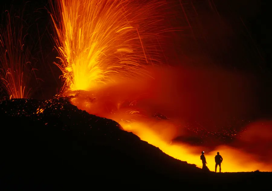 Eduardo_Andre1's tweet image. 📷 Foto do dia: Dois cientistas observam lav saindo no monte Etna, na Itália. O monte Etna é um dos vulcões mais ativos do mundo, com erupções registradas desde 1500 a.C. #Foto #fotografia #FotodoDia
