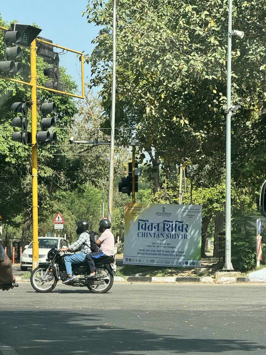 Sominder's tweet photo. @thebetterindia These are not allowed even in Chandigarh, but form reason I have seen a sudden outcrop of political posters right under the noses of authorities in Sector 9. Some of them creating blind corners. @trafficchd @dc_chd https://t.co/yDkMMnea2x
