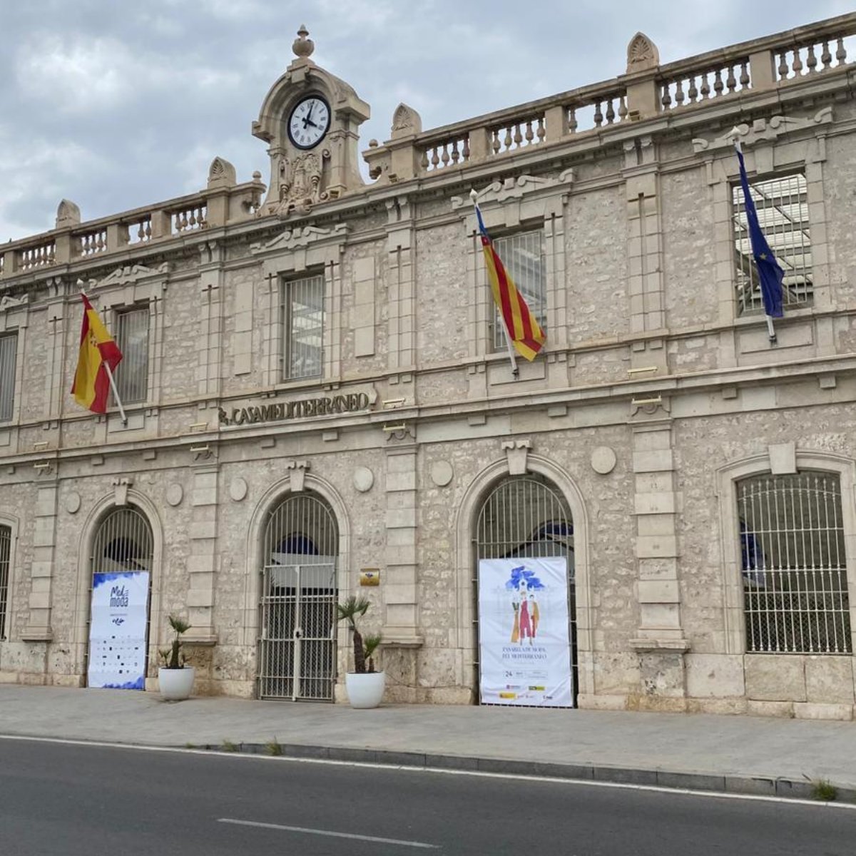 protocoloimep's tweet photo. Alicante se vistió de Mediterráneo
Damos la enhorabuena a Maru Ortega, que de la mano de Casa Mediterráneo hicieron posible la 1.ª Pasarela MedModa que reunió 17 firmas internacionales de países, ante cientos de asistentes y con respaldo del Ministerio de Cultura. https://t.co/BIiuLD7rhP