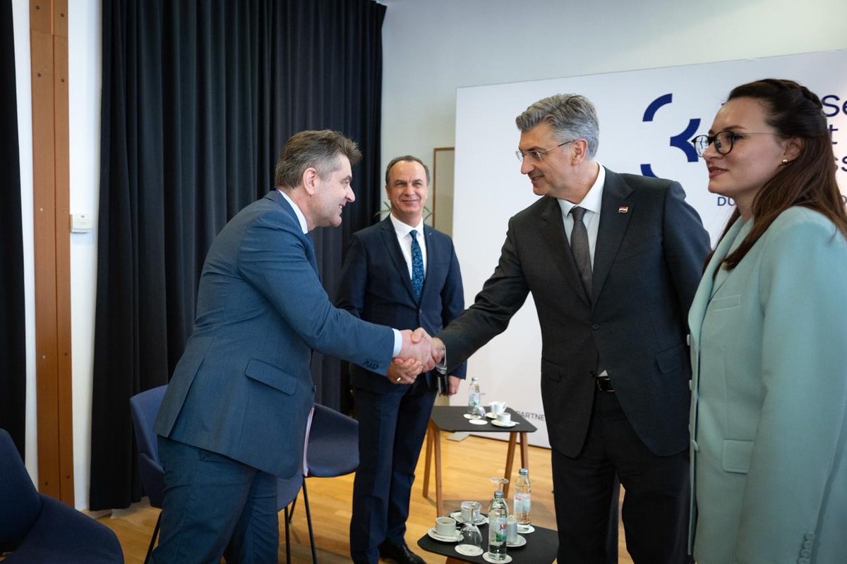YPerebyinis's tweet photo. Just came back from Dubrovnik, where Ukrainian delegation led by PM Yulia Svyrydenko participated at the Three Seas Initiative Summit and had fruitful discussions on security issues, UA energy infrastructure protection, and major investment in reconstruction of Ukraine. Grateful to Croatia for hosting and to all our partners for comprehensive assistance to Ukraine.
Had a great chance to discuss with my Croatian @FMatusic & Romanian @ClaraVol colleagues defense initiatives, humanitarian demining, and Ukraine's path to EU. We also paid special attention to critical needs in restoring energy infrastructure of Ukraine, as well as strengthening sanctions against russia and countering russian shadow fleet.