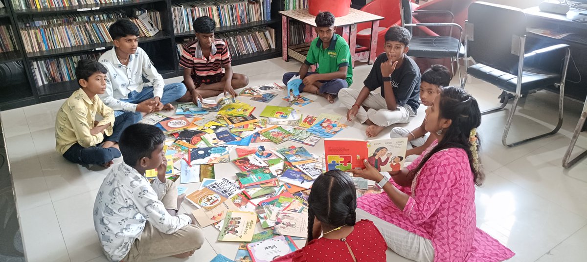 chethu_cha15598's tweet image. ಗಟ್ಟಿ ಓದು ಚಟುವಟಿಕೆ.📖📚🖊️
#read #aloud #activities 
#rurallibrary #publiclibrary 
@readingkafka @cmcaindia