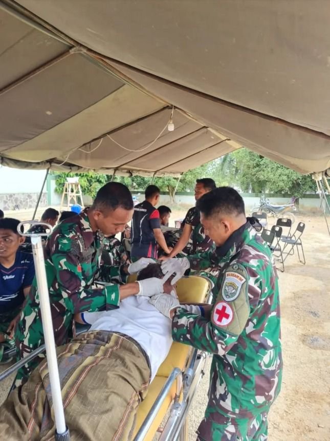 arkan_dylan's tweet photo. Komitmen Bersama TNI Kita mengembalikan kerangka kehidupan kenegaraan sejalan dengan keunggulan sipil, sistem demokratis, dan peraturan.
Pengabdian Tanpa Lelah https://t.co/un0BP6XmX4
