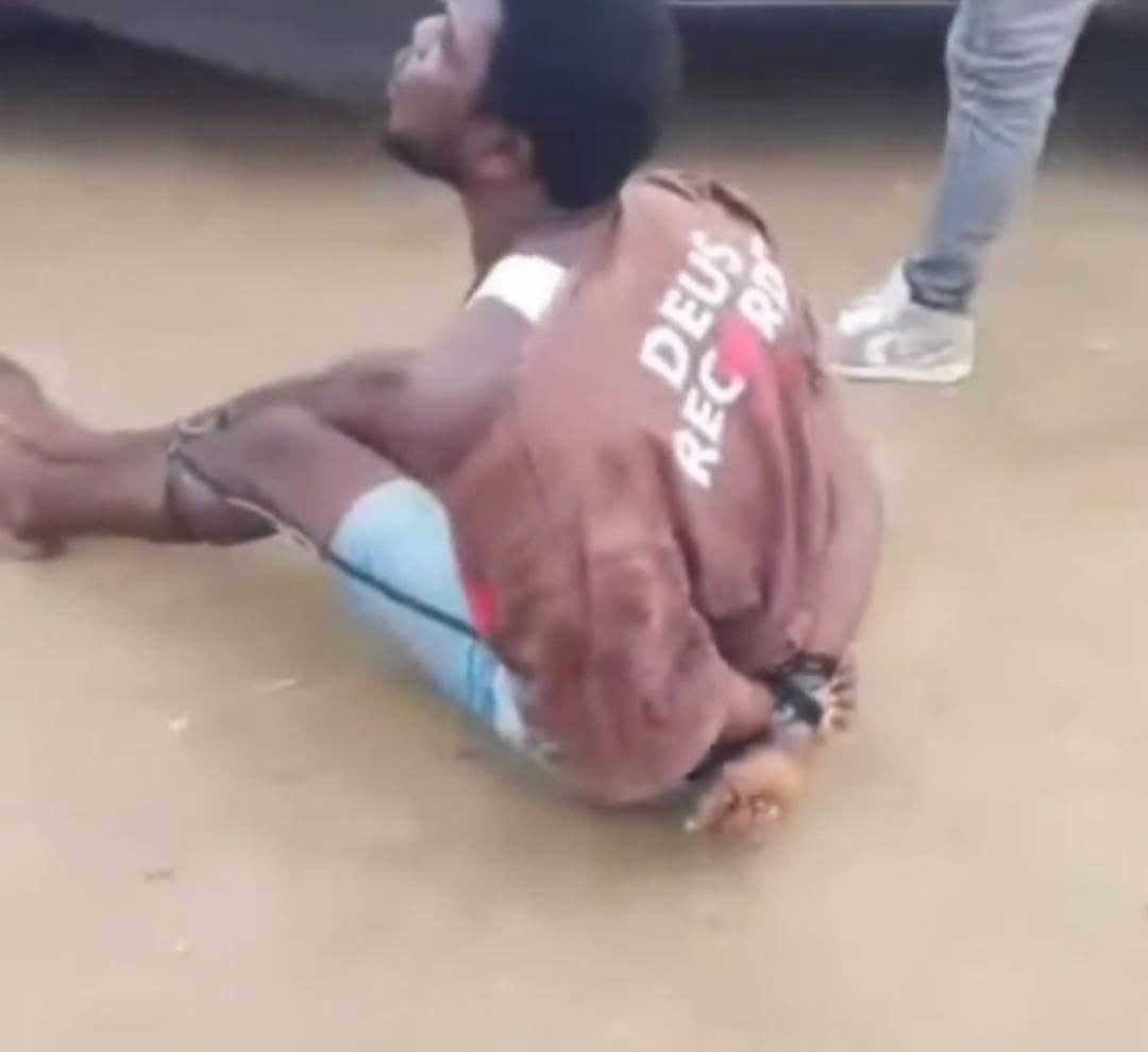 NorrishCEO1's tweet photo. Me: I believe this boy was set up by whoever sent him to collect the waybill, the same person also informed the police, the way they quickly kpai him shows it’s all planned

This is heartbreaking 💔 😭😭😭

“You caught him and tied both hands behind his back https://t.co/Bsrc9mWPAX