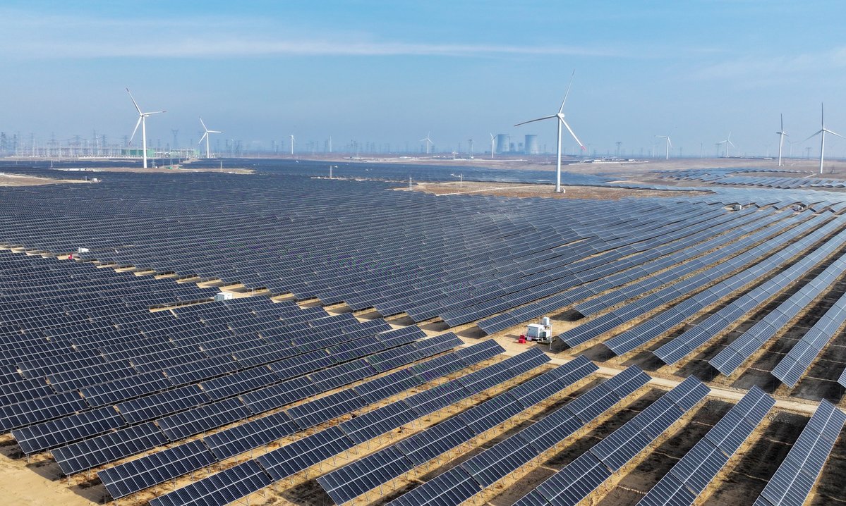 ChinaDaily's tweet image. #China's installed #solarpower capacity is expected to surpass that of coal power for the first time in 2026, as the country's transition toward #green and low-carbon energy accelerates, according to an industry report released on Tuesday. #QualityGrowth bit.ly/4ezoflN