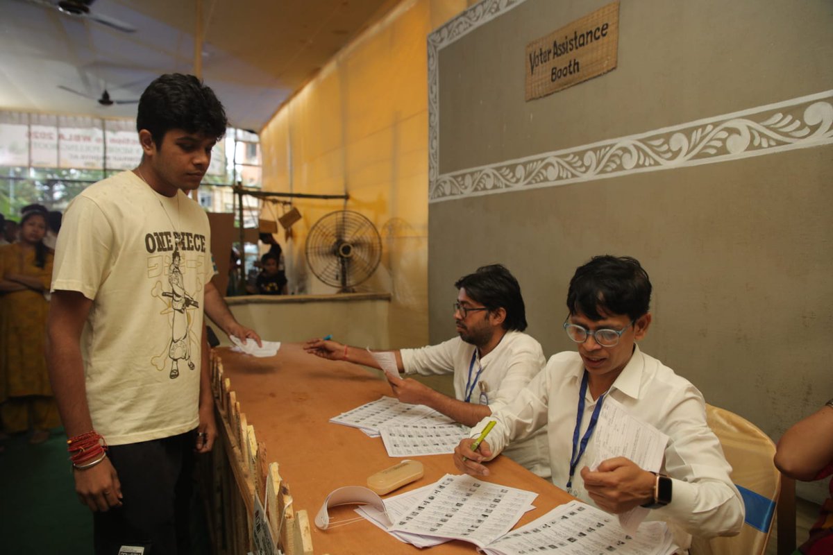 CEOWestBengal's tweet image. Mobile phone deposit centre at the Voter Assistance Booth (VAB) of 171, Howrah Madhya AC of Howrah district, West Bengal.
#WBLA2026 #Phase2 #VAB 
@ECISVEEP
@SpokespersonECI
@PIBKolkata
@airnews_kolkata
@sveephowrah