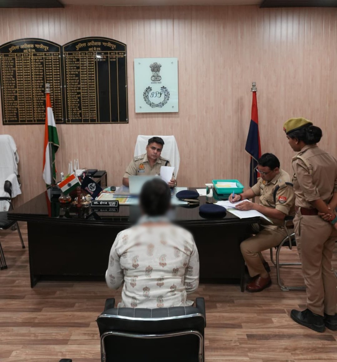 ghazipurpolice's tweet photo. #SPgzr महोदय द्वारा आज दिनांक 29.04.2026 को प्रतिदिन की भाँति जनसुनवाई करते हुए शिकायतकर्ताओं की समस्याओं को सुना गया व उनके त्वरित व गुणवत्तापूर्ण निस्तारण हेतु सम्बन्धित को वर्चुअल माध्यम से शिकायतों का निस्तारण हेतु आवश्यक दिशा निर्देश दिए गए।
@CMOfficeUP
@IgRangeVaranasi
@Uppolice
@adgzonevaranasi