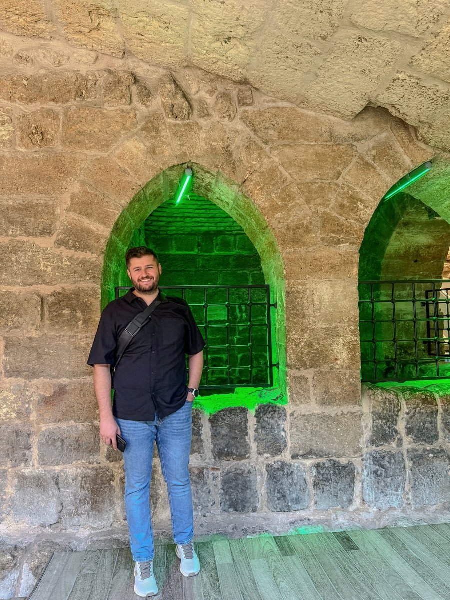 slckunal's tweet photo. Taş duvarların arasında bile umut yeşerir; önemli olan insanın içindeki ışığı kaybetmemesi. https://t.co/9fa47UhA0P
