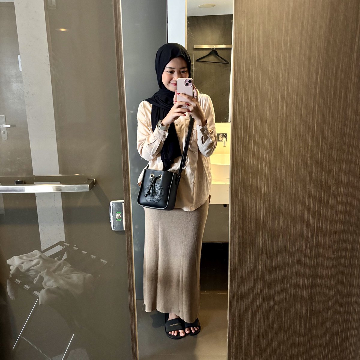 galspill's tweet photo. Rekomendasi Outfit Kuliah/Ngampus

- Rok
bahan knit tebel gitu tp ga gerah kok, lembut bangeet. modelnya span &amp; fit
https://t.co/b4DKrpKJOj

- Kemeja
inituh bahan soft corduroy, lembut ga tebel &amp; ga gerah. tp maaf bgt udh gaada, coba kalian bisa cek ini ya
https://t.co/efKDHScaFe https://t.co/px6WkGICOa