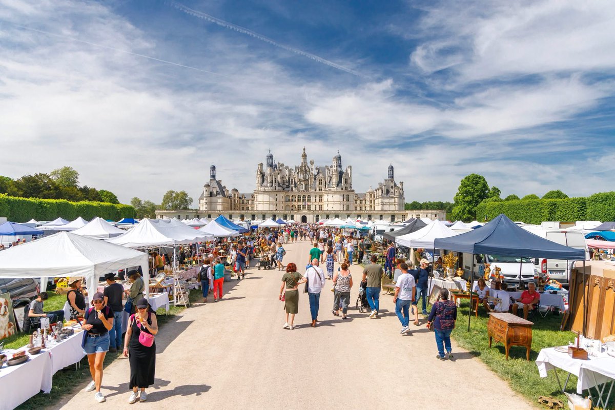 domainechambord's tweet image. Comme chaque année, la traditionnelle #brocante du #1ermai, prendra place devant le château. 

Un cadre exceptionnel pour venir chiner meubles, bibelots, faïences, vieux outils ou objets d’art et profiter d’une ambiance conviviale. Le château reste ouvert à la visite.