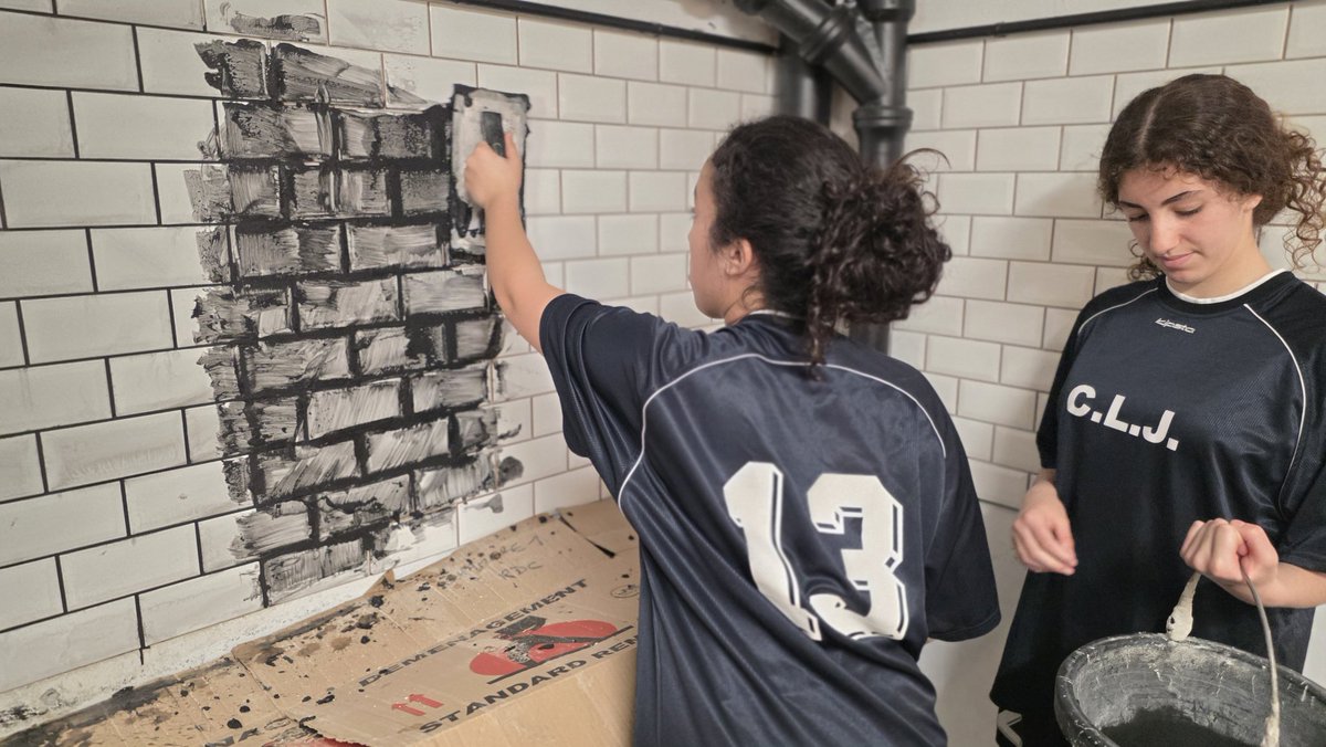 PoliceNat95's tweet image. Pendant les vacances scolaires, les policiers du #CDLJ @valdoise  s’engagent aux côtés des jeunes 💪
Chantiers de rénovation, esprit d’équipe et transmission de valeurs 🤝
Une belle manière de construire… bien plus que des murs. 🧱✨
#Prévention #Engagement #PoliceNationale