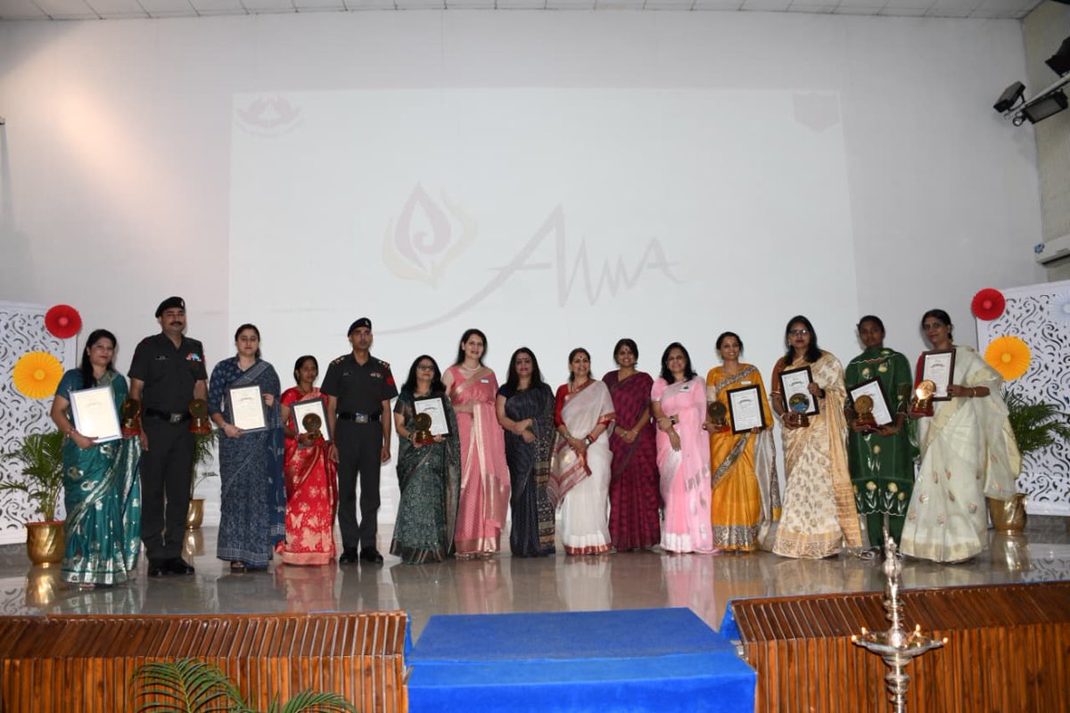 OfficialAwwa's tweet image. #WeCare  #Motivate_Facilitate_Empower
#Spreading_Smiles_Happiness

Continuing the outreach initiative, #MrsSunitaDwivedi #PresidentAWWA, visited the Family Welfare Organisation (#FWO) at Jabalpur Military Station and spent meaningful time interacting with families of our serving