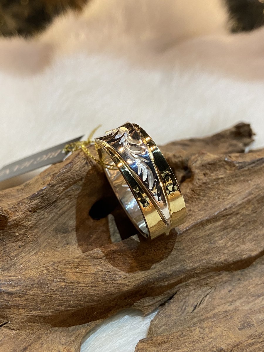 abomber_shoubu's tweet image. BIG HANDのシルブシリーズのリングです✨ベースシルバーに真鍮がぐるっと一周重なって、その上にシルバーの立体サンマークとアラベスクが入ったかっこいいリングです✨¥23,100 #BIGHAND #アメカジ #シルバーアクセサリー