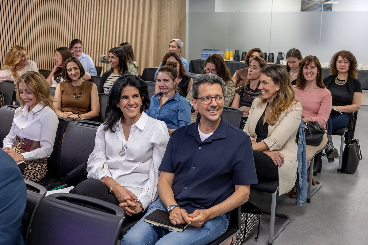 MadridExcelente's tweet image. Comunicar con claridad y propósito es hoy una competencia esencial para generar #confianza y fortalecer el #liderazgo.

👏Gracias a los docentes Fernando Fernández, Rocío Prieto y Fran Carrillo por aportar su experiencia en este itinerario marcado por el #rigor y la #excelencia.