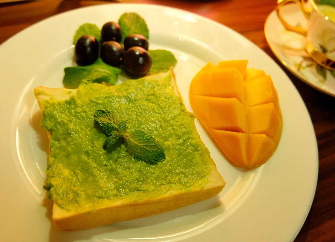 mujrim_sp97722's tweet image. 5-minute Avocado Egg Toast!  Crack an egg into avocado, bake 10 mins, top with salt u0026 pepper. Quick, creamy, perfect breakfast/snack. #HomemadeEats #EasyRecipes
