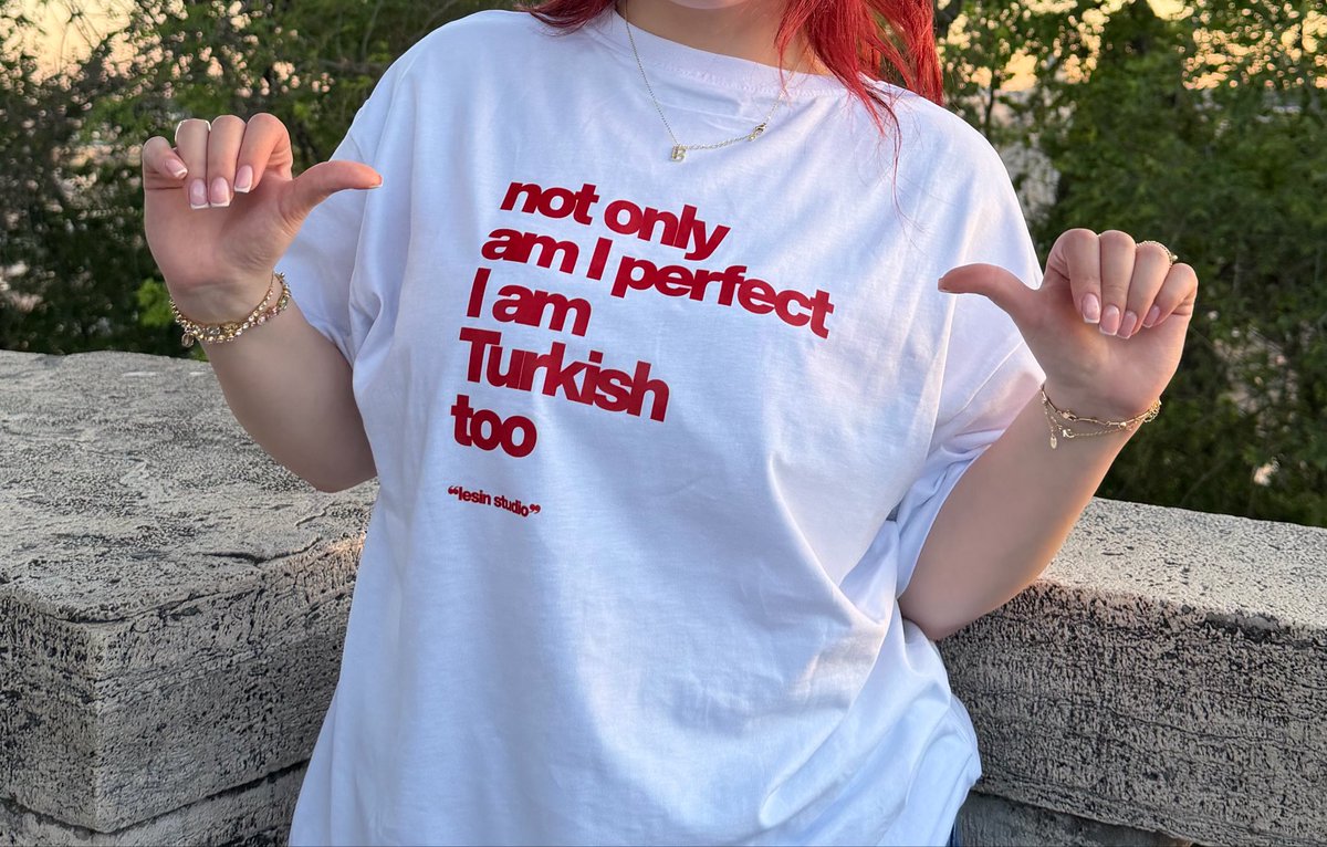 astroopub's tweet photo. Tüm İtalyayı böyle geziyorum 👍🏻 T shirte bakanlar ooo I love Turkish diyo hatta bir adam bize bileklik hediye etti. İtalyanlar bizi seviyo 🇹🇷🇹🇷🇹🇷 https://t.co/q15ljxMC1t