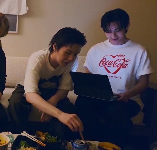 มีงานทำไมไม่อยู่ทำที่ห้อง ตามมาทำไม

ไม่เอา อยากอยู่กับเธอ