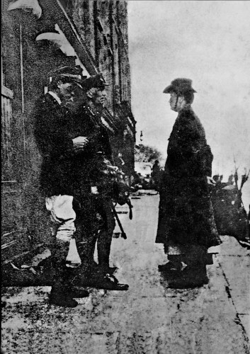 irelandbattles's tweet image. #OnThisDay 1916 Pearse unconditionally surrendered to General Lowe. Elizabeth O'Farrell (whose boots can be just seen to Pearse's right) carried the surrender order to Lowe &amp;amp; then the other Volunteer positions. This effectively ends the Easter Rising in Dublin.
#Ireland #History