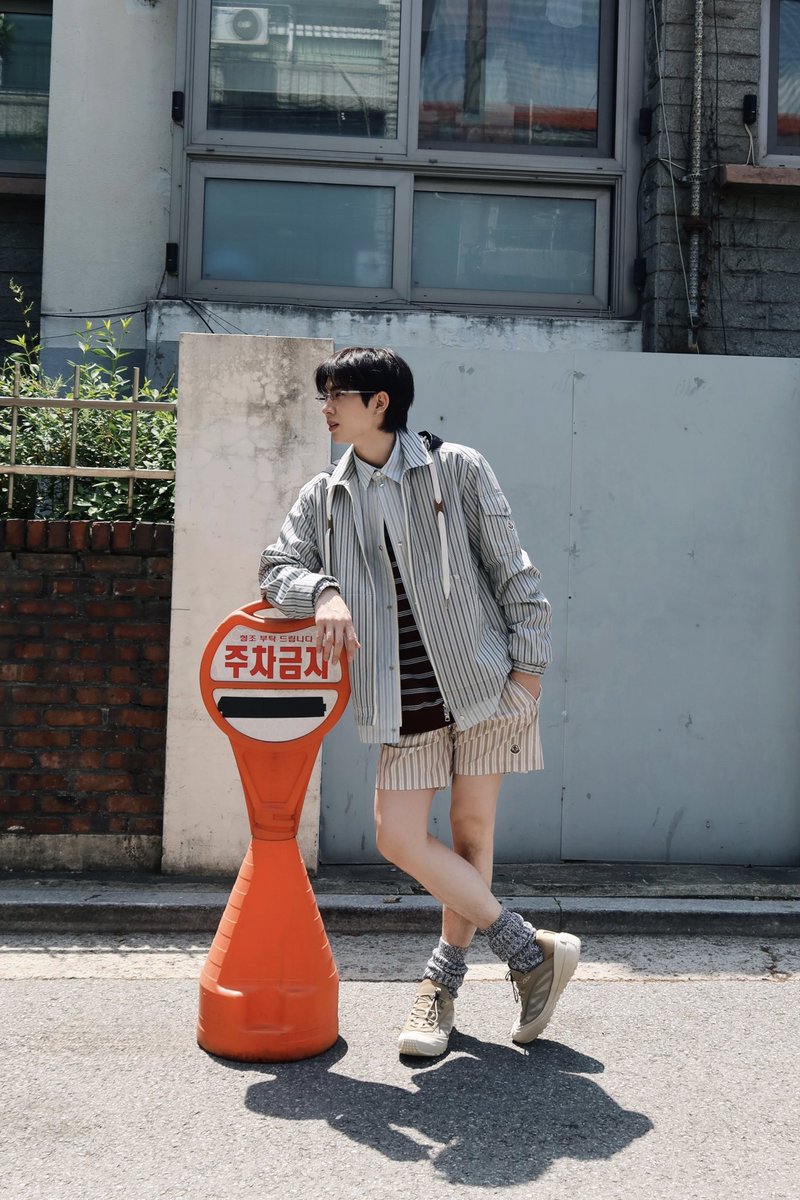 น่ารักเอาเรื่อง! เสิร์ฟภาพหล่อชิลของหนุ่ม #ออฟจุมพล เช็คอินกรุงโซล พร้อมอัปลุค Moncler คอลเลกชั่น Summer 26 ก่อนเข้าร่วมงานป๊อปอัพ Have A Puffy Summer สุดเอ็กซ์คลูซีฟของ Moncler ใจกลางย่านซองซู เกาหลีใต้ ในค่ำคืนนี้ 

💚 กดติดตาม Mint Magazine รอชมคอนเทนต์สุดเอ็กซ์คลูซีฟกับหนุ่ม