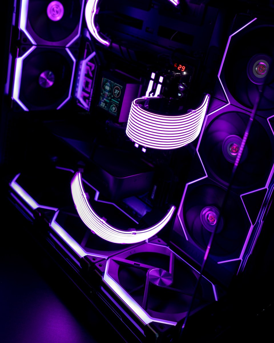 impossible_fix's tweet photo. Gaming build: Intel Core Ultra 7 265KF, NVIDIA GeForce RTX 5070 Founders Edition,  Kingston FURY Beast RGB 64 GB DDR5-6400 CL32, ASUS ROG Maximus Z890 Hero Wi-Fi 7, be quiet! Dark Power Pro 12 1500W, 80+ Titanium, Samsung 9100 Pro 2TB

#intel #nvidia #asus #lianli #gamingpc https://t.co/Lh50Nd5ZkU