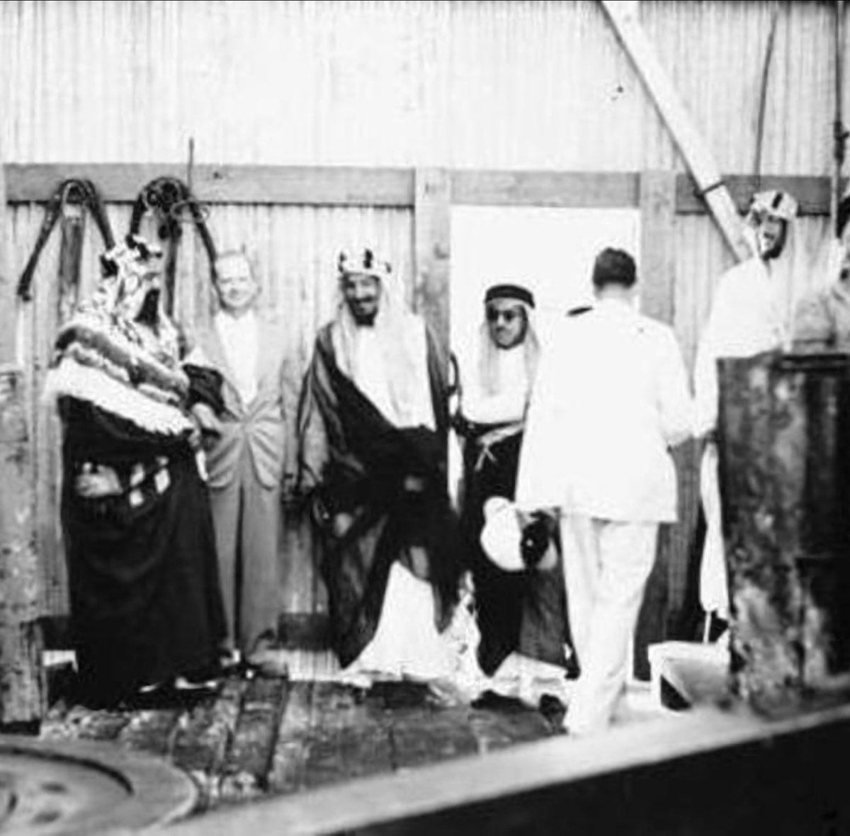 🟢 في مثل هذا اليوم
29 أبريل 1939م
استقبل الملك عبدالعزيز في مخيمه في الظهران الشيخ حمد آل خليفة حاكم البحرين وإخوانه وأنجاله، وقد تفقد جلالته مع ضيوفه الكرام آبار البترول، وشاهد منظر الزيت المتدفق من الآبار، وقد أعجبوا من النظام والترتيب في أعمال شركة #أرامكو 

 في المساء تناول