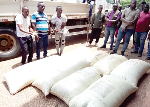 de_la8183's tweet image. Au Ghana, dans la région de Bono, les autorités ont saisi un camion transportant plus de 100 sacs de cacao supposés venir illégalement de Côte d’Ivoire. Quatre personnes ont été arrêtées dans le cadre de la lutte contre la contrebande.

#Ghana #CôtedIvoire #Cacao #Contrebande