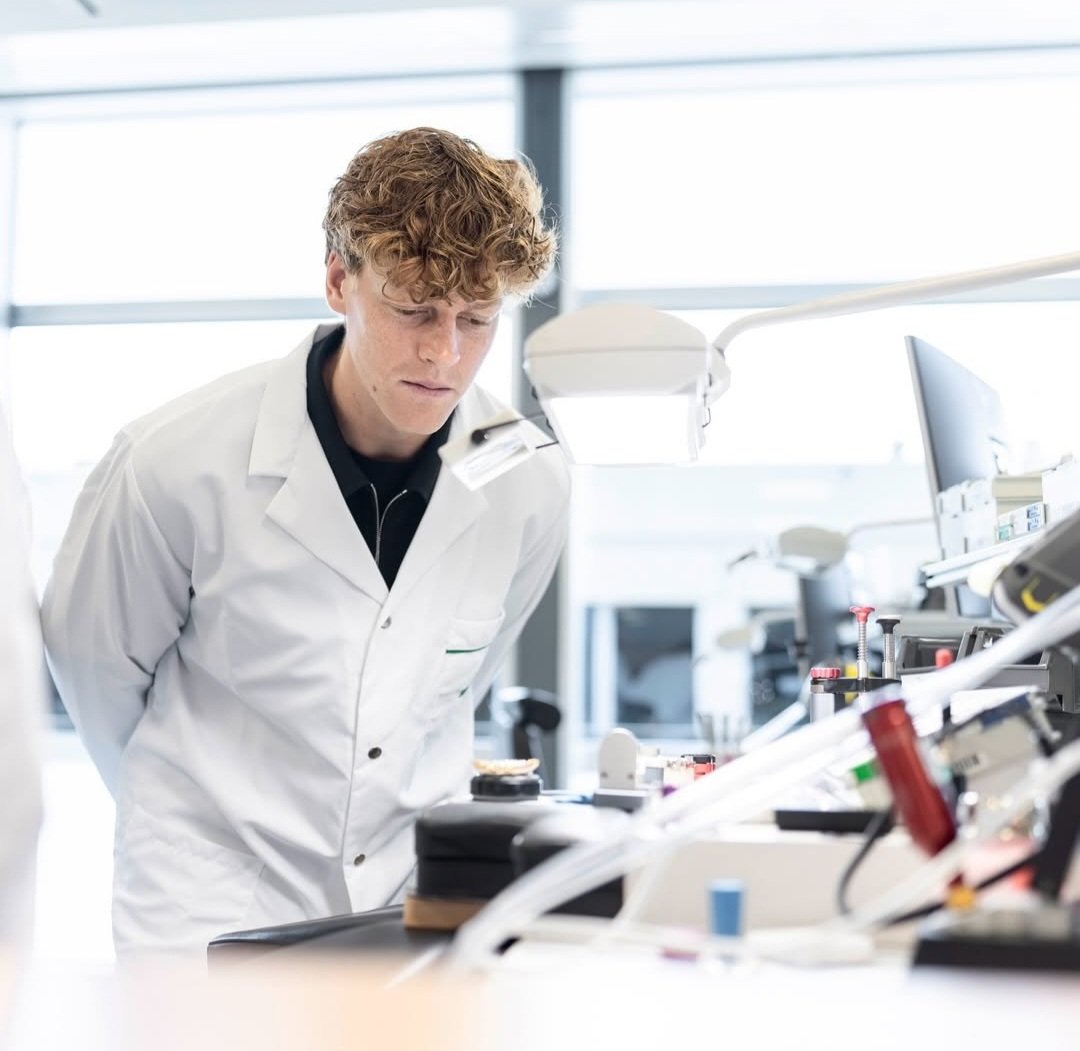 🎾Janick se tomó un rato en el <a href="/MutuaMadridOpen/">#MMOPEN</a> porque tampoco se quiere perder un nuevo #MiércolesDeUniversidadPública 
🧵Compartí este hilo con trabajo, ciencia, desarrollo, investigación, premios y más.
Universidad Pública Argentina N°1