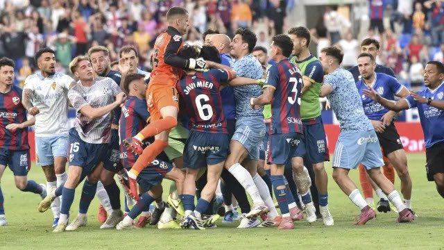 lnstantFoot's tweet image. 🚨 🚨 𝗢𝗙𝗙𝗜𝗖𝗜𝗘𝗟 ! 𝗘𝗦𝗧𝗘𝗕𝗔𝗡 𝗔𝗡𝗗𝗥𝗔𝗗𝗔 𝗦𝗨𝗦𝗣𝗘𝗡𝗗𝗨 𝟭𝟯 𝗠𝗔𝗧𝗖𝗛𝗦 𝗔𝗣𝗥𝗘̀𝗦 𝗦𝗢𝗡 𝗔𝗚𝗥𝗘𝗦𝗦𝗜𝗢𝗡 𝗦𝗨𝗥 𝗔𝗟𝗔𝗡 𝗣𝗨𝗟𝗜𝗗𝗢 ! 🇦🇷 ❌

👉 1 match pour le double carton jaune. 🟨🟨
👉 12 matchs pour l'agression. 🥊 💥