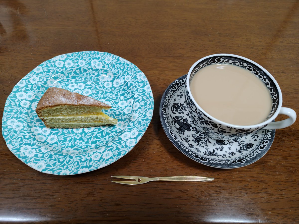 QuQ_mie's tweet photo. 午後お茶、#PGtips　オリジナル　ミルクティー　#サンデーベイクショップ　ビクトリアスポンジ(レモンカード)と供に　本当にこのビクトリアスポンジ本当にこのスポンジ生地が美味しくて大好き🥰　サンデーさん今人手が足りないみたいだけどなんとかいい人が見付かって欲しい🙏　#茶好連　#お家茶会 https://t.co/aTgWA86buM