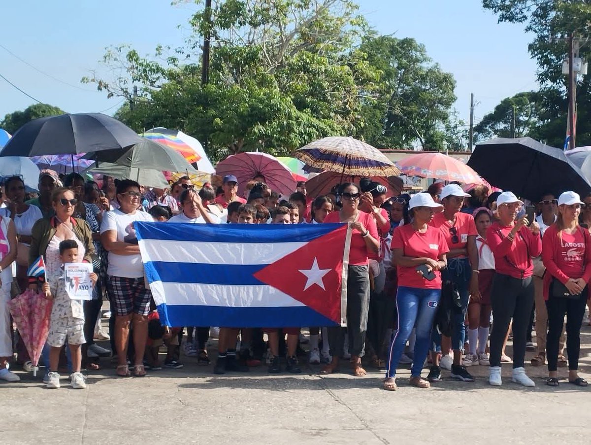 PoderMayari's tweet photo. El Consejo Popular Guaro #Mayarí se vistió de colores celebrando el día del proletariado, reafirmando que #LaPatriaSeDefiende
#UnidosSomosMásFuerte
#100AñosConFidel
#CubaVive
#FidelPorSiempre https://t.co/r3NIhiBO2F