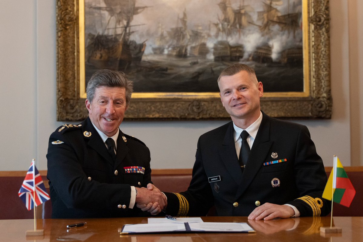 Royal Navy tweet media