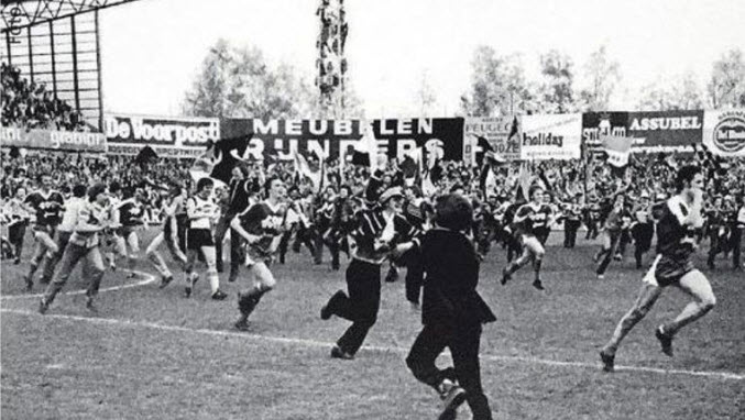 MichelFCBerix's tweet image. ON THIS DAY (1978):
Vandaag 48 jaar geleden vierde #ClubBrugge zijn 𝟓𝐞 𝐥𝐚𝐧𝐝𝐬𝐭𝐢𝐭𝐞𝐥. 
Een 1-1 gelijkspel bij Lokeren was voldoende voor de titel.
Het was het derde opeenvolgende kampioenschap onder Ernst Happel. 
René Vandereycken &amp;amp; Paul Courant werden topschutter (11g)