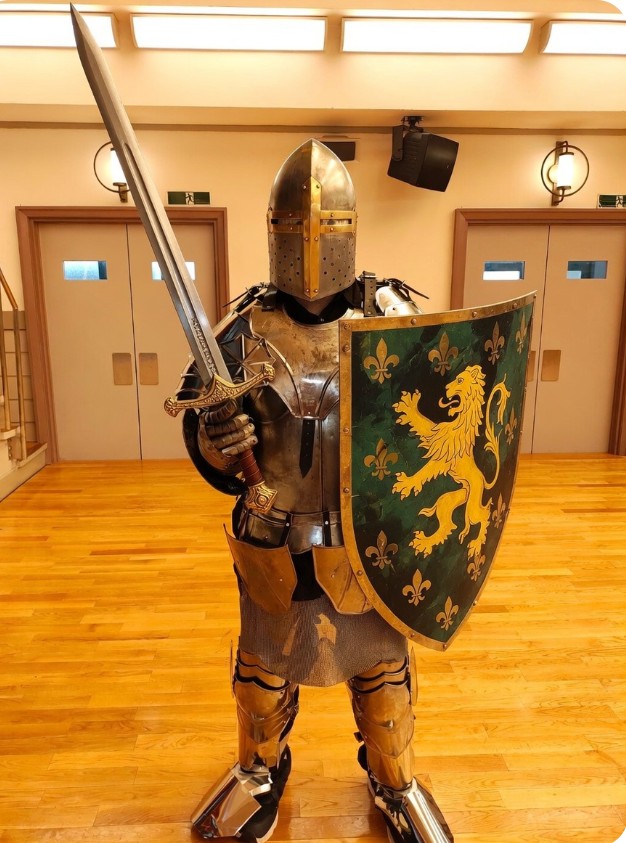 parurin66's tweet image. #grok
 次に考えてる剣と盾を持たせた加工