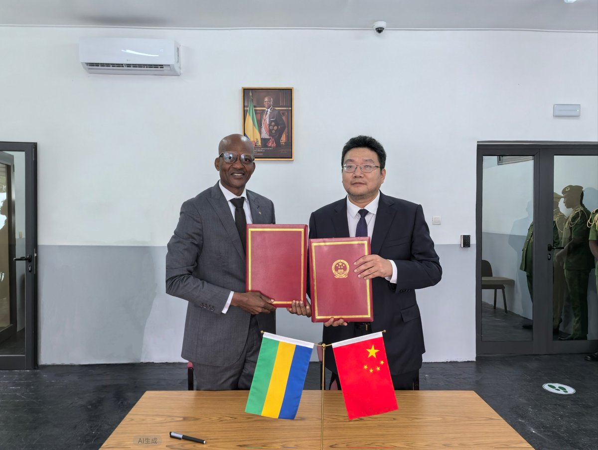 DGAfrica_MFA's tweet image. On 24April my colleague Amb. Zhou Ping and Gabonese Minister of Water, Forests, the Environment and Climate Change Mr. Maurice Ntossui Allogo co-chaired a ceremony in which a batch of materials on #ClimateChange response was handed over. As part of South-South cooperation, this