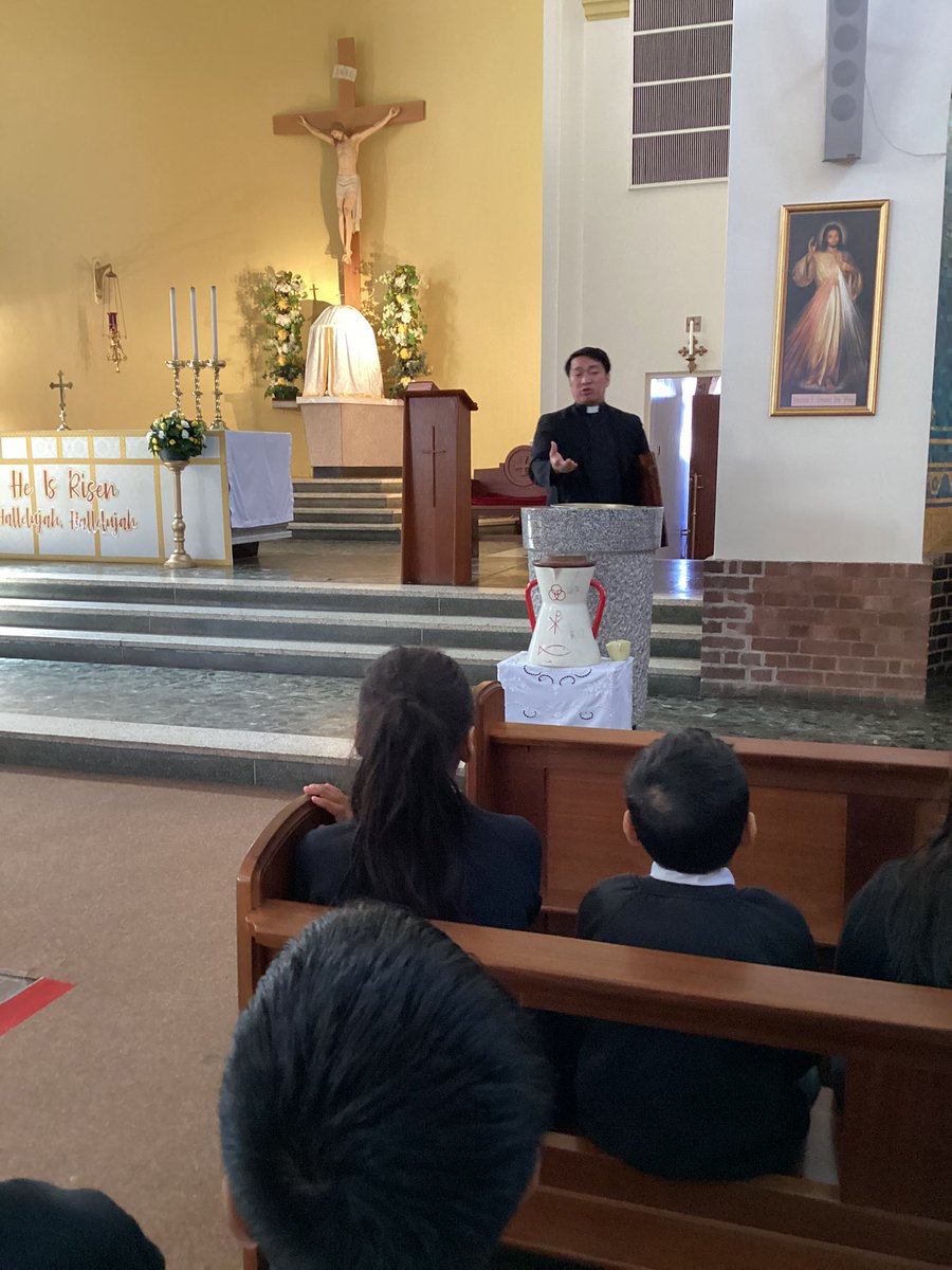 year_holy's tweet photo. Father taught us that water is used as a sign of new life, and symbols like the cross, paschal candle and white garment show belonging, light and a fresh start. Father also discussed Baptismal promises, following Jesus and beginning a journey of faith. #CSTHFB10 @HolyFamilyScho1 https://t.co/wGbwvJgrDk
