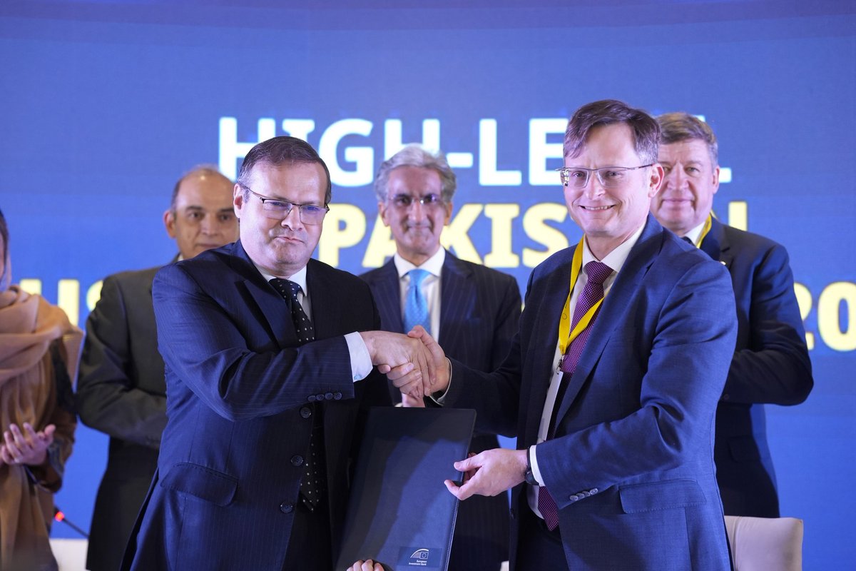EUPakistan's tweet image. The @EIB returns to 🇵🇰 after a decade with €160 million in new financing for housing &amp;amp; water projects.

✅️  €100 million to support the ongoing reconstruction of 2.1 million flood-damaged homes in Sindh
✅️ €60 million for water project
 
🔗 Details: eeas.europa.eu/delegations/pa…