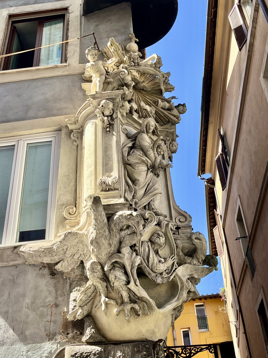 caputmundiHeidi's tweet image. Questo è un ottimo motivo per guardare sempre in alto a #Roma 🤍

Tante persone passano e non vedono mai questa splendida #Madonnelle raffigurante la Madonna dell'Immacolata Concezione e San Filippo Neri 
Francesco Moderati (1716) 

via della Pellegrino