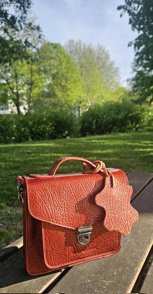 MaroquinerieSac's tweet image. Mademoiselle George XS Star Flamme 🔥 
Solaire &amp;amp; intense ☀️ 105€
Paul Marius ✨️

#PaulMarius #style #caractere #cuir #Evasion #cadeau #Love #Maroquinerie #villedEu