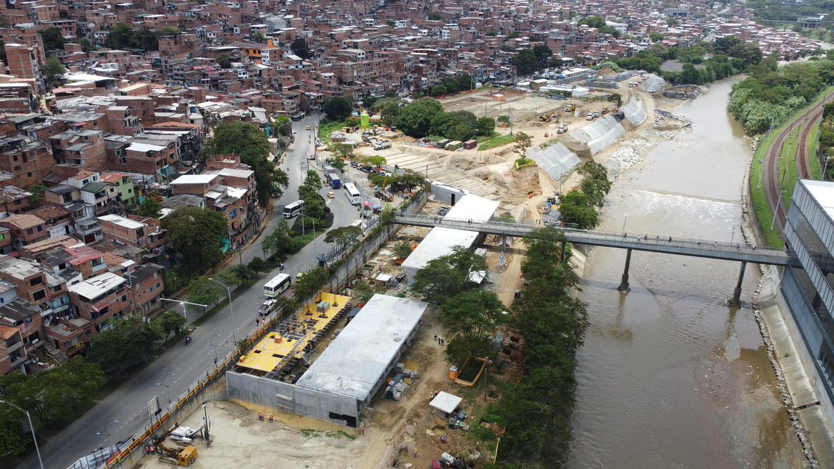 FicoGutierrez's tweet photo. Miren pues, ya vamos en un 25% de avance de obra en Primavera Norte 🚧.

Este gran parque de 77 mil m² va a tener de todo: un ReCreo en altura para la cultura con Medellín Music Lab, un Jardín Buen Comienzo, la renovación total de la cancha Villa Niza a grama sintética y obras clave de infraestructura para proteger el río Medellín.

Además, estamos generando empleo para 433 personas, muchas de la zona y 59 mujeres que hoy hacen parte de este proyecto.

Así es como construimos ciudad, con espacios públicos de calidad para el bienestar de la gente.