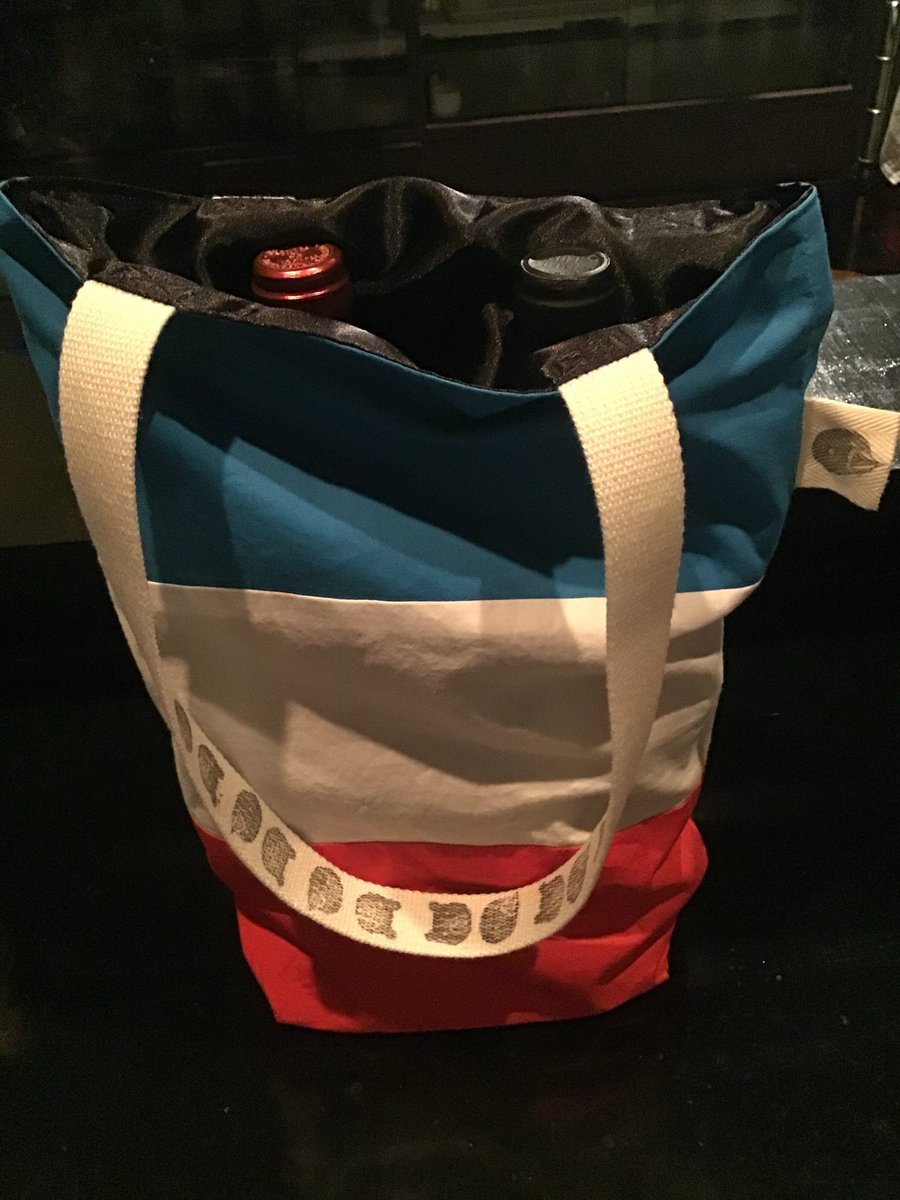 yltSsFK3gT77217's tweet image. 手芸なぞかけ76
「餡子(Cushioning material)」

「餡子」と掛けまして
「希望」と解きます。
その心は
どちらも「膨らませ」ます。

写真は「ワインバッグ　フランス国旗バージョン」。
minneにて販売中です。  
minne.com/@NK1793　 #なぞかけ