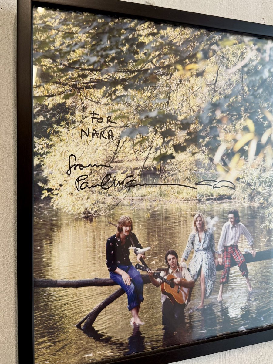 Nolans スーパーレコード サイン入り N's YARD のレコードのある廊下には昨日画像アップした他にもポール